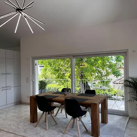 Klimatisiertes Premium-apartment - 110 Qm - Ruhige Lage In - Sued-balkon - Kostenloser Parkplatz - Wlan *